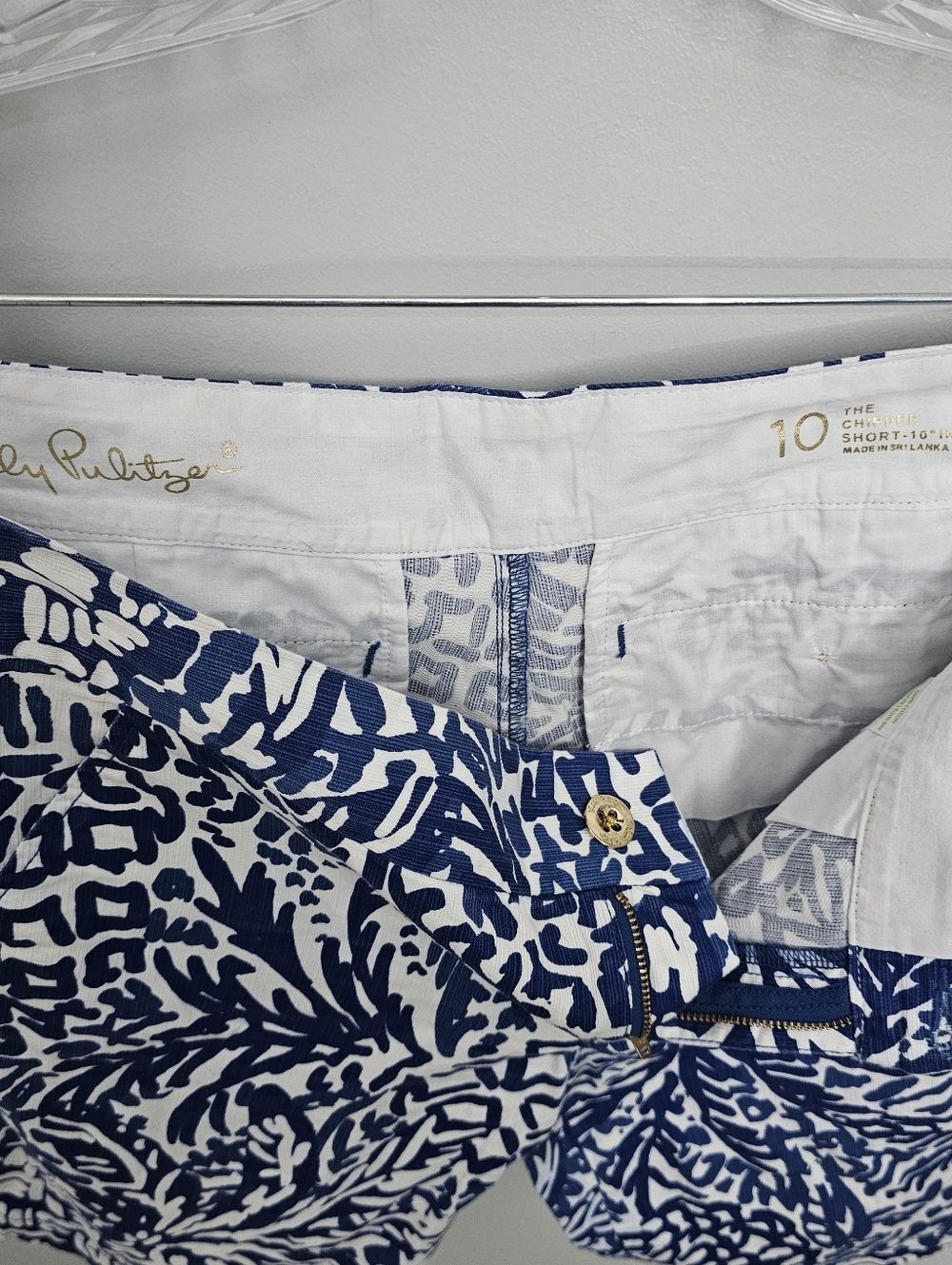 Lilly Pulitzer Navy & White Tropical Print 10" Inseam Shorts With Gold Bottons - Picture 4 of 4